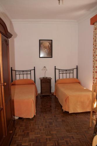 Habitación Familiar con baño compartido del hotel Catedral. Foto 13