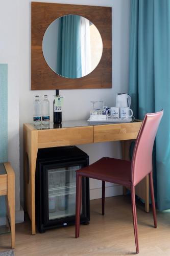 Habitación Doble Superior de uso individual con vistas a la piscina del hotel MUR Neptuno Gran Canaria - Adults Only. Foto 2