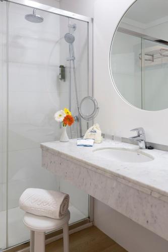 Habitación Doble Superior con vistas a la piscina del hotel MUR Neptuno Gran Canaria - Adults Only. Foto 7