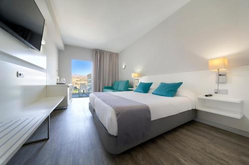 Habitación Triple del hotel Caserio. Foto 4