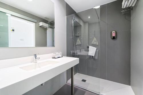 Habitación Doble Deluxe - 1 o 2 camas del hotel Caserio. Foto 1