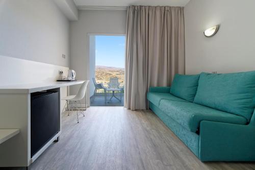 Habitación Triple del hotel Caserio. Foto 1