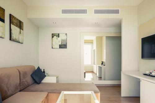 Suite Vista Mar Lujo Sofá Cama incluido Jacuzzi 2 Camas individuales del hotel HL Suitehotel Playa del Inglés. Foto 2