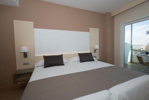 Habitación doble Vista Mar Balcón o Terraza 2 Camas individuales del hotel HL Suitehotel Playa del Inglés. Foto 2