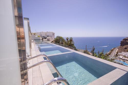 Habitación Doble Superior Dúplex con piscina privada (+18) del hotel Servatur Puerto Azul
