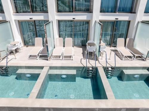Habitación Doble Superior Dúplex con piscina privada (+18) del hotel Servatur Puerto Azul. Foto 1