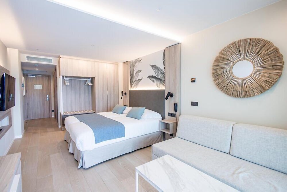 Habitación superior, 1 habitación, vistas parciales al mar del hotel Servatur Puerto Azul. Foto 1