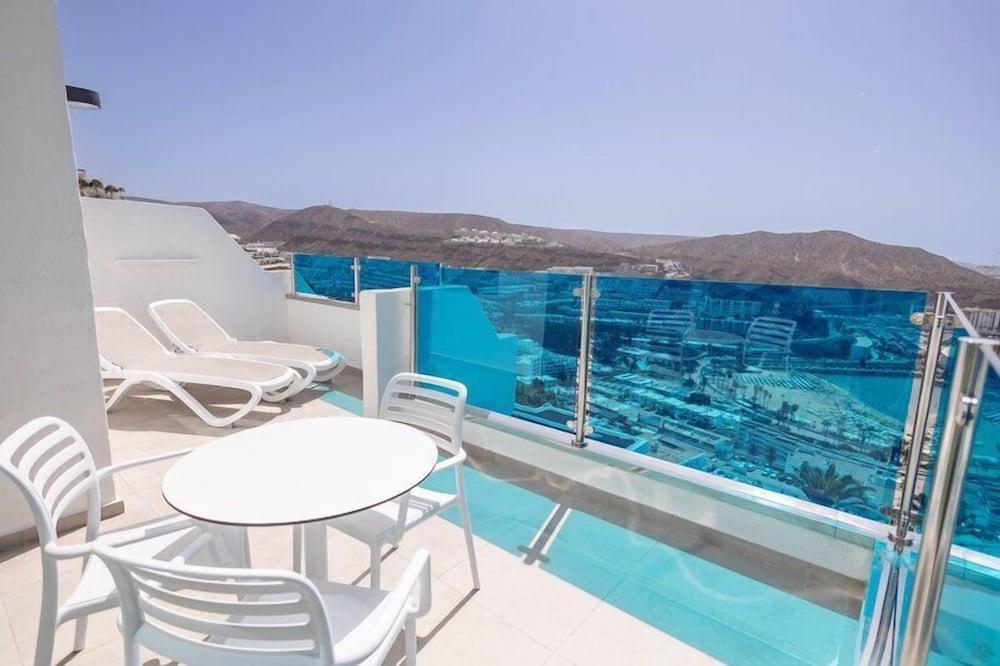 Suite junior, vistas al mar (Top Floor 1 adult) del hotel Servatur Puerto Azul. Foto 5