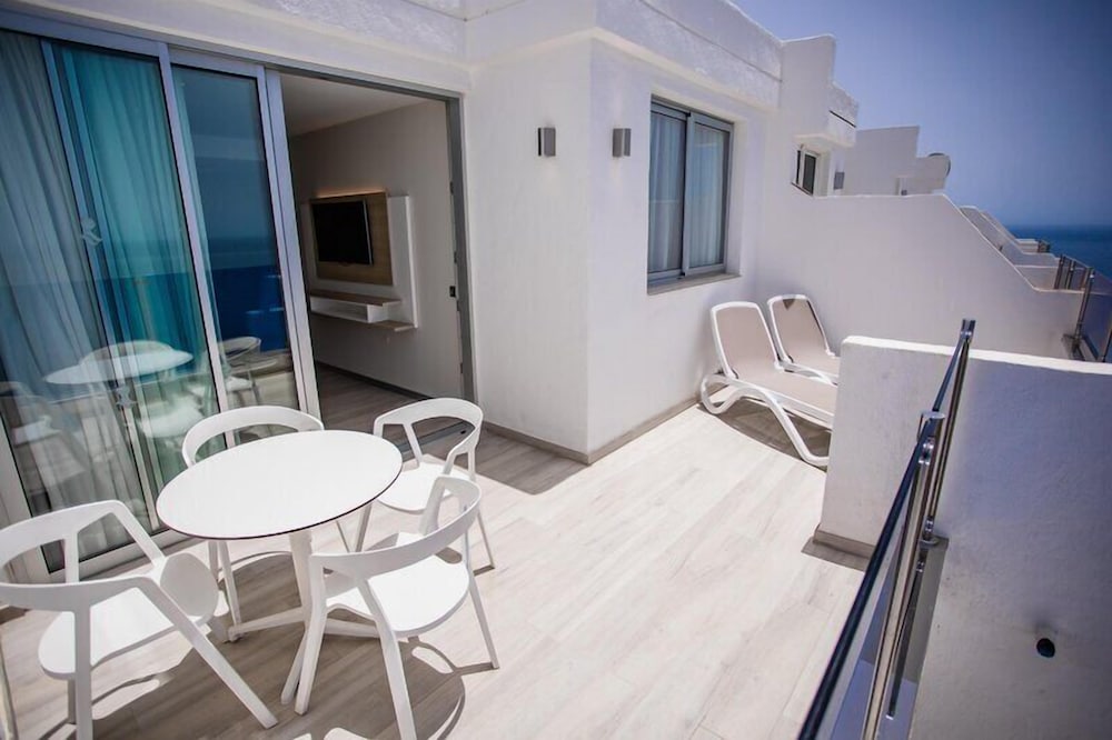 Suite familiar, vistas parciales al mar del hotel Servatur Puerto Azul. Foto 5