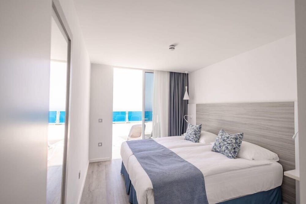 Suite familiar, vistas al mar del hotel Servatur Puerto Azul. Foto 1