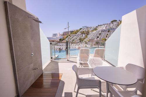 Habitación Doble Superior grande con acceso a la piscina del hotel Servatur Puerto Azul. Foto 1