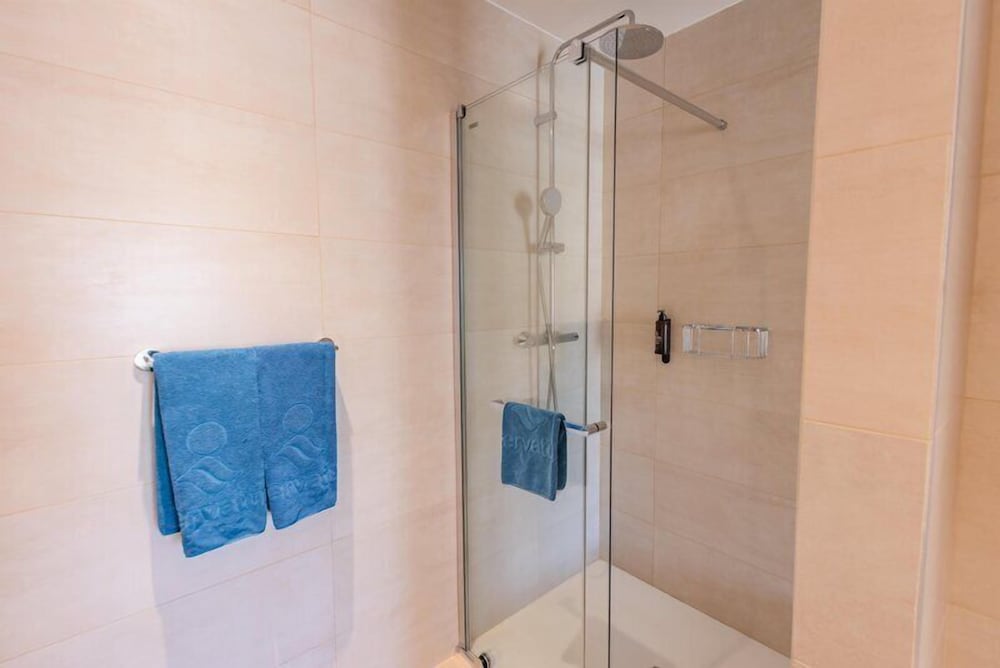 Dúplex superior, piscina privada (2 Adults +18) del hotel Servatur Puerto Azul. Foto 10