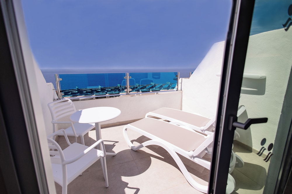 Habitación superior, 1 habitación, vistas parciales al mar del hotel Servatur Puerto Azul. Foto 3