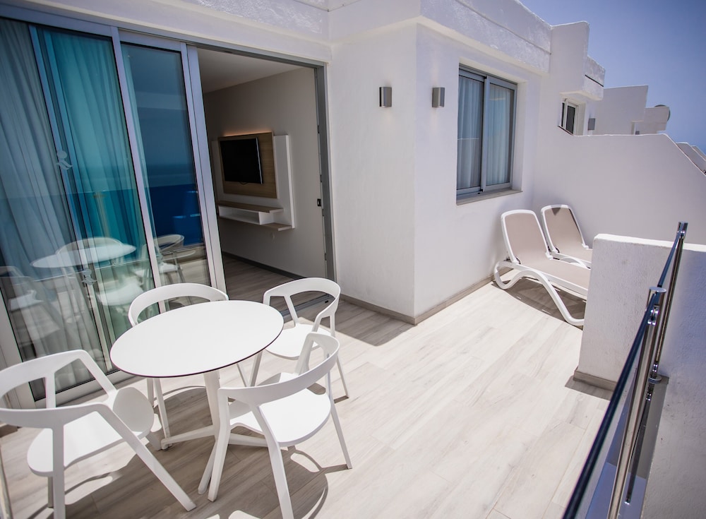 Suite estudio clásica del hotel Servatur Puerto Azul. Foto 4