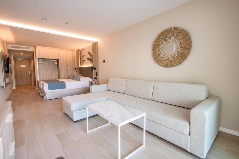 Habitación Grand, acceso a la piscina del hotel Servatur Puerto Azul