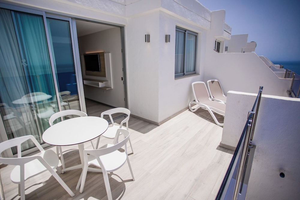 Suite estudio familiar, vistas parciales al mar del hotel Servatur Puerto Azul. Foto 8