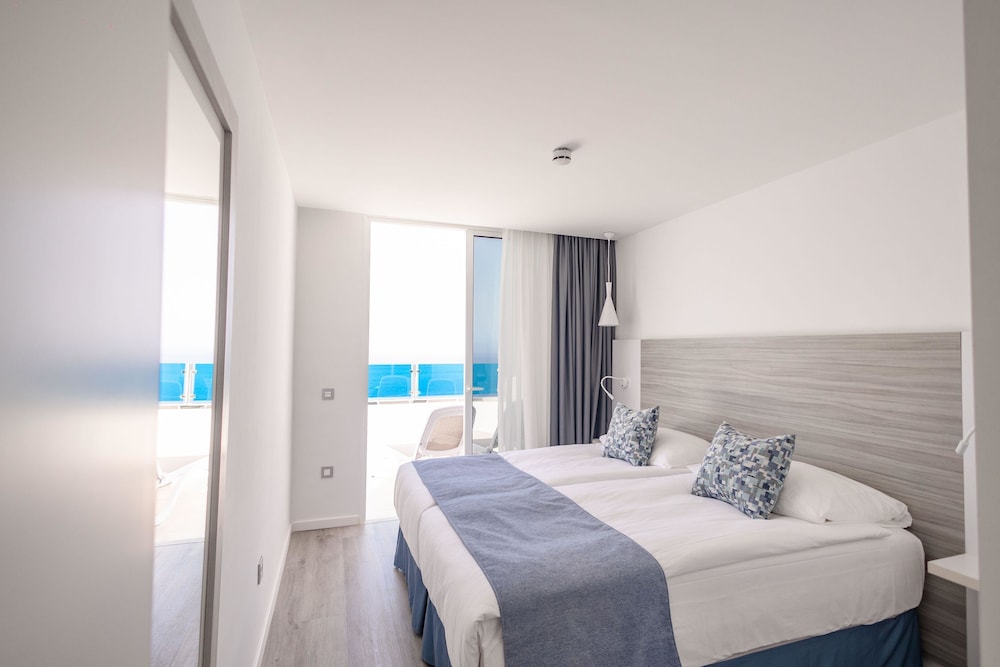 Suite familiar, vistas parciales al mar del hotel Servatur Puerto Azul. Foto 4