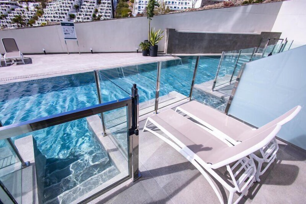 Habitación doble Vista Piscina Balcón o Terraza Acceso Piscina Grand Sofá Cama incluido 2 Camas individuales Normal del hotel Servatur Puerto Azul. Foto 6