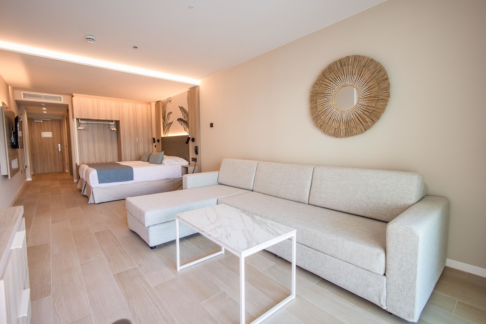 Habitación Grand, acceso a la piscina del hotel Servatur Puerto Azul. Foto 1