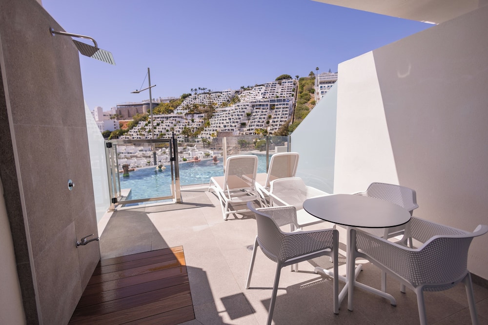 Habitación doble Vista Piscina Balcón o Terraza Acceso Piscina Grand Sofá Cama incluido 2 Camas individuales Normal del hotel Servatur Puerto Azul. Foto 4