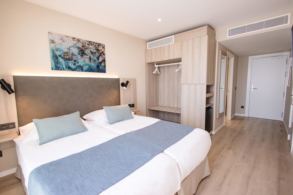 Habitación clásica doble de uso individual del hotel Servatur Puerto Azul. Foto 1