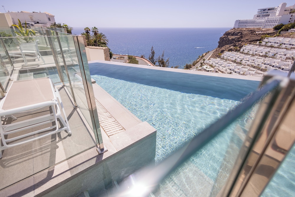 Habitación Grand, acceso a la piscina del hotel Servatur Puerto Azul