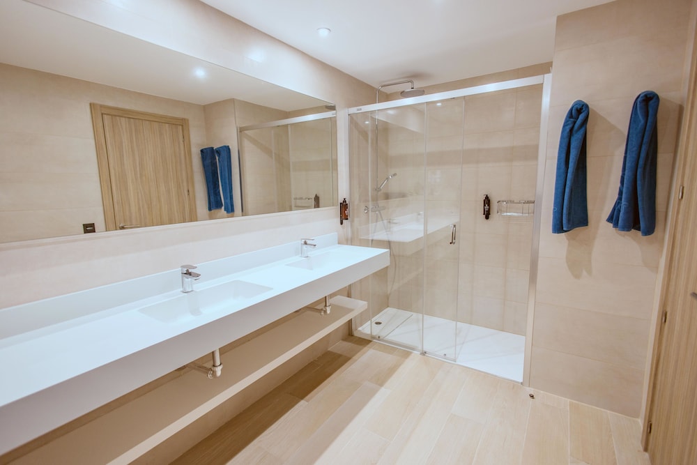 Habitación Grand, acceso a la piscina del hotel Servatur Puerto Azul. Foto 6