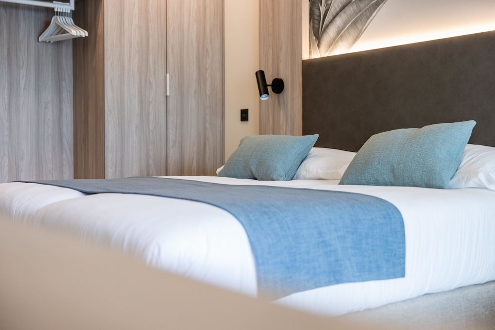 Habitación Grand doble, acceso a la piscina del hotel Servatur Puerto Azul. Foto 3