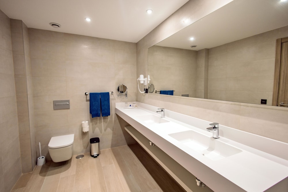 Habitación Grand doble, acceso a la piscina del hotel Servatur Puerto Azul. Foto 7