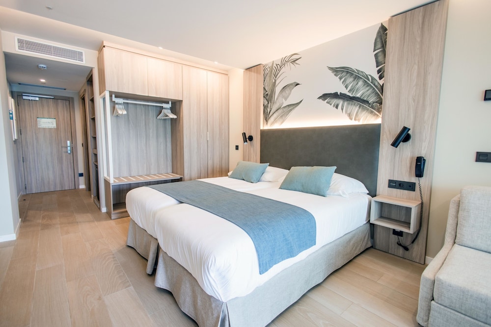 Habitación doble superior, vistas parciales al mar del hotel Servatur Puerto Azul