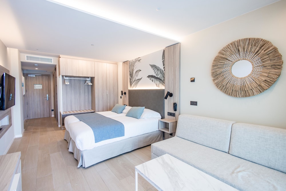 Habitación doble superior, vistas parciales al mar del hotel Servatur Puerto Azul. Foto 1