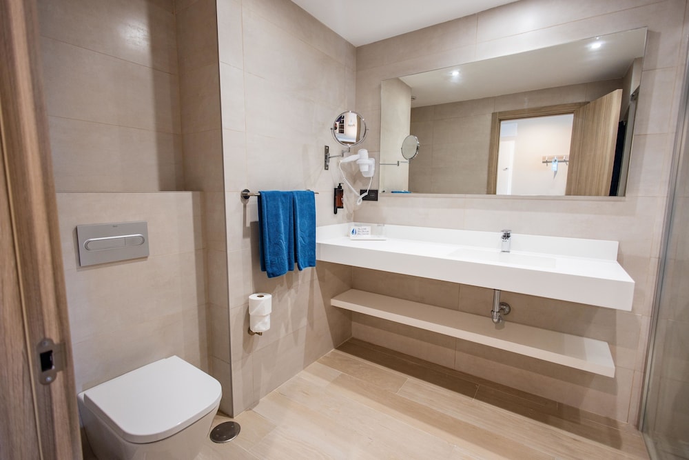 Habitación doble superior, vistas parciales al mar del hotel Servatur Puerto Azul. Foto 4