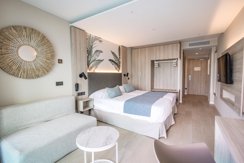 Habitación doble superior de uso individual del hotel Servatur Puerto Azul. Foto 1