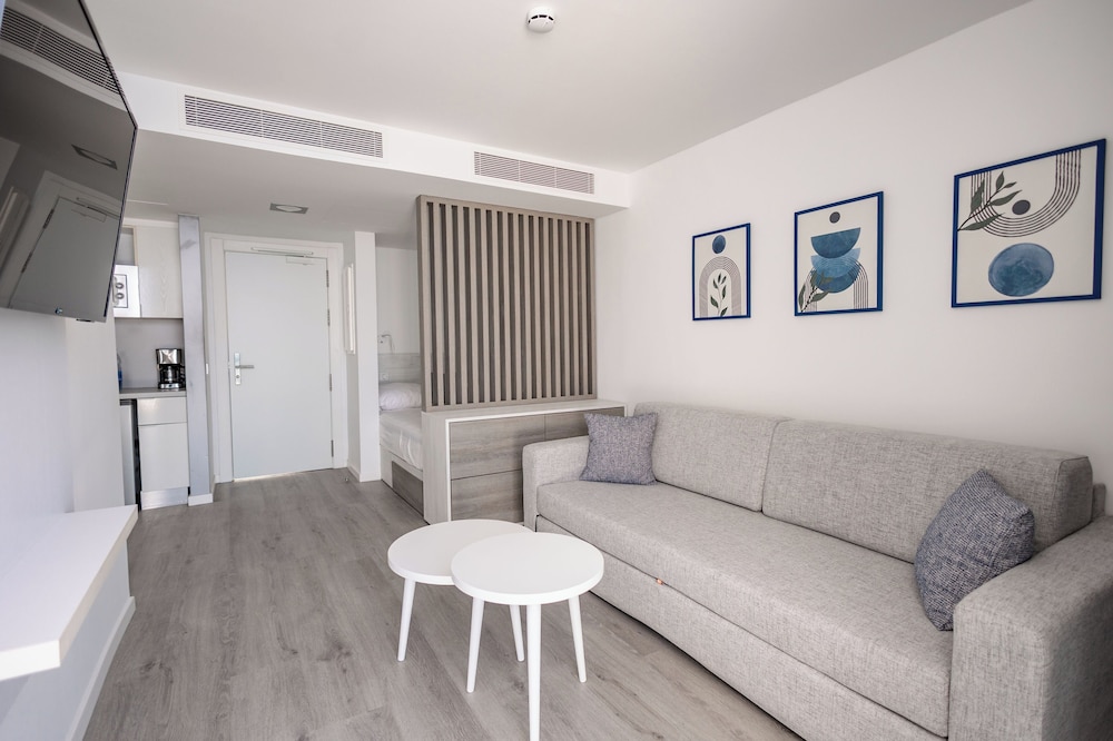 Suite familiar, vistas parciales al mar del hotel Servatur Puerto Azul. Foto 1