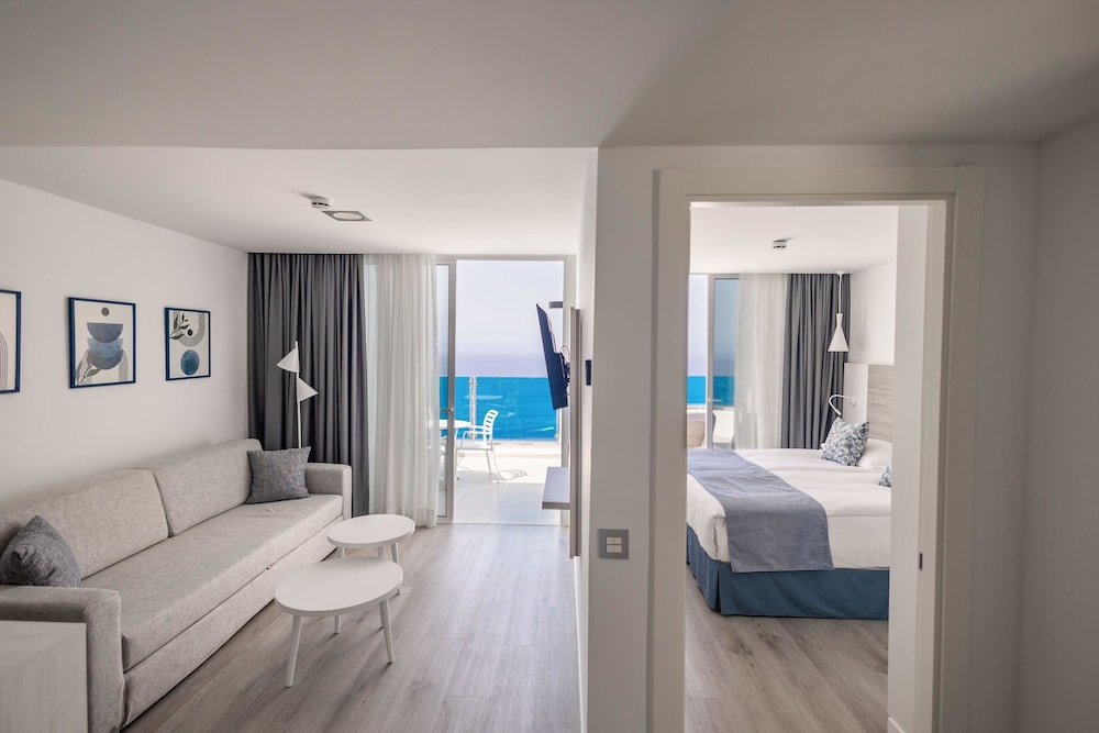 Suite familiar, vistas parciales al mar del hotel Servatur Puerto Azul. Foto 3