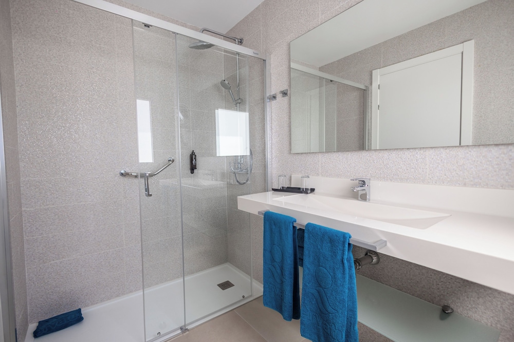 Suite familiar, vistas parciales al mar del hotel Servatur Puerto Azul. Foto 9