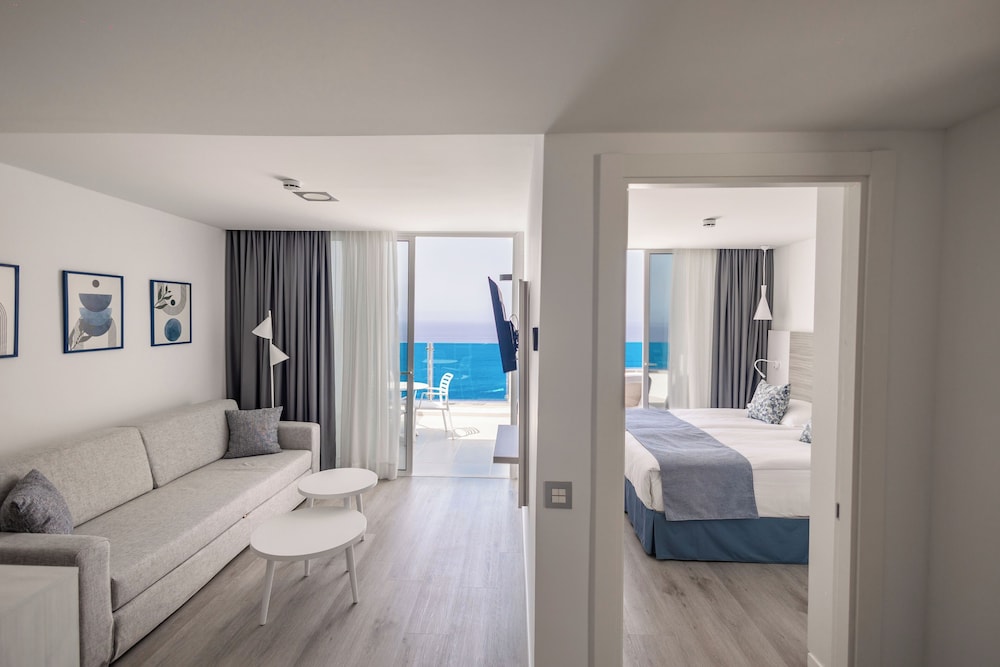 Suite estudio familiar, vistas parciales al mar del hotel Servatur Puerto Azul. Foto 2