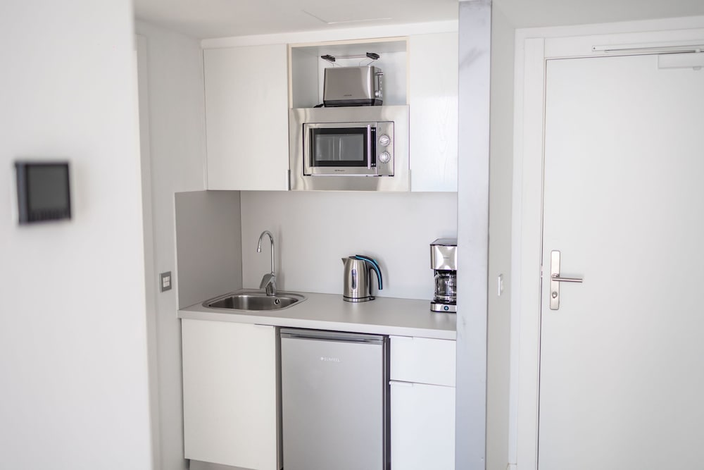 Suite estudio familiar, vistas parciales al mar del hotel Servatur Puerto Azul. Foto 6