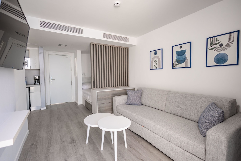 Suite estudio familiar, vistas parciales al mar del hotel Servatur Puerto Azul. Foto 7