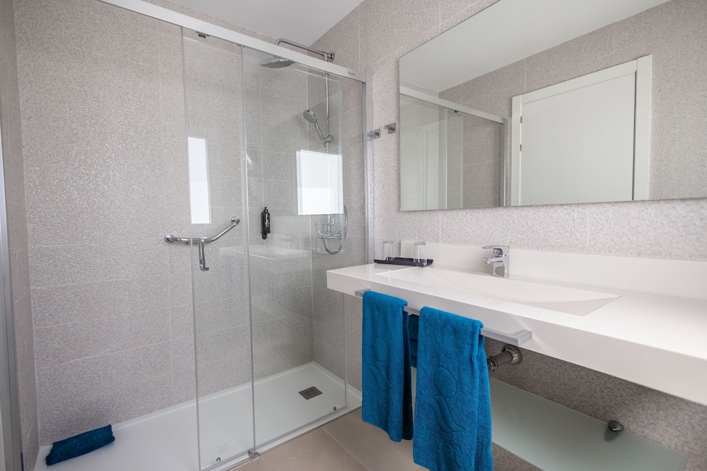 Suite estudio familiar, vistas parciales al mar del hotel Servatur Puerto Azul. Foto 10