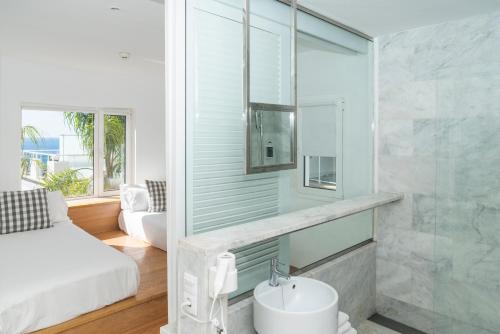 Villa con bañera de hidromasaje del hotel Marina Bayview - Adults Only. Foto 9