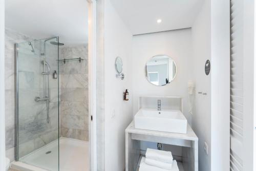 Apartment with Sea View and Terrace del hotel Marina Bayview - Adults Only. Foto 14