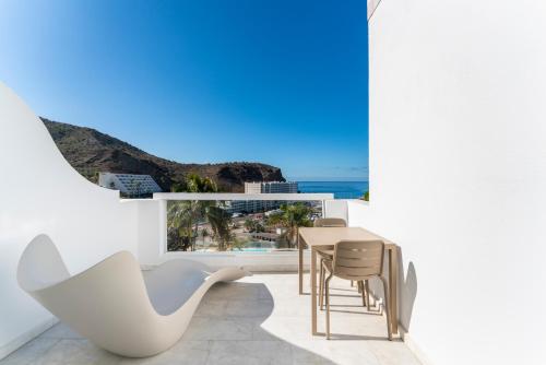 Superior Apartment with Sea View and Balcony del hotel Marina Bayview - Adults Only. Foto 13