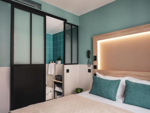 Habitación Doble Estándar con sofá cama del hotel Ibis Styles Montmartre Nord. Foto 3