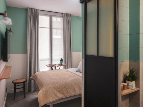 Habitación Doble Estándar con sofá cama del hotel Ibis Styles Montmartre Nord. Foto 6