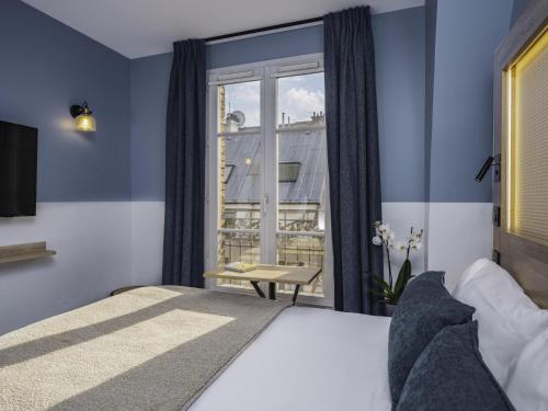 Habitación Doble Estándar con sofá cama del hotel Ibis Styles Montmartre Nord. Foto 11