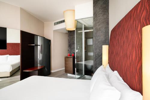 Habitación Familiar Estándar del hotel Hi Bari. Foto 2
