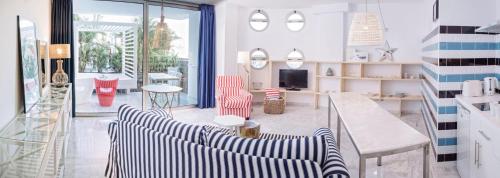 Suite Deluxe con vistas al mar del hotel Marina Suites. Foto 3