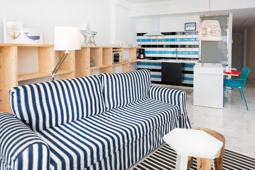 Suite con terraza del hotel Marina Suites. Foto 5