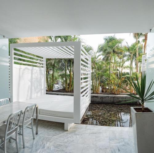 Suite con terraza del hotel Marina Suites. Foto 2